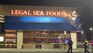 Legal Sea Foods at Walt Whitman Mall on New York's Long Island was evacuated after a carbon monoxide leak. Foto Credit: CBS News. 